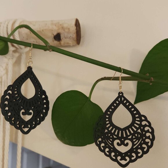 ❤️ 4/$20 New wood carved earrings Lightweight dangle Black oval swirls funky - Picture 3 of 3